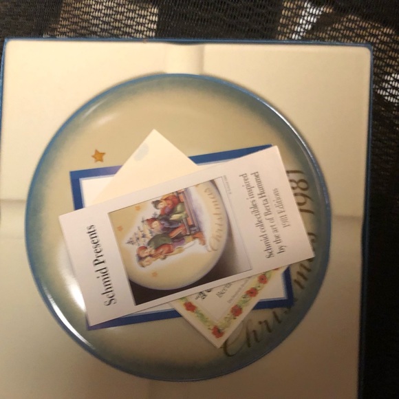 🎄Schmid Christmas 1981 Collector Plate (Signed) -$40 or $35 w/offer - 557 - Picture 2 of 6